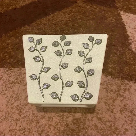 Planter green with leaves going down front - Picture 2 of 4